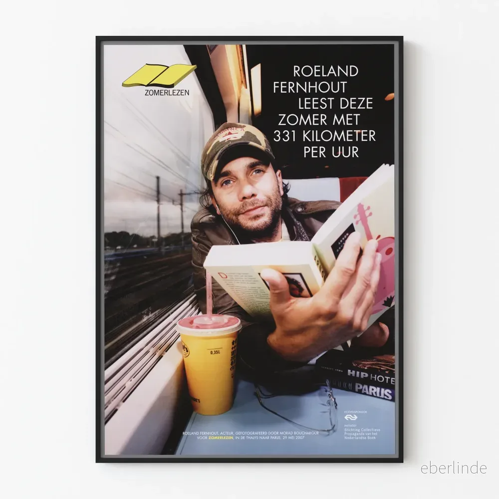 Poster Roeland Fernhout som läser i ett tåg