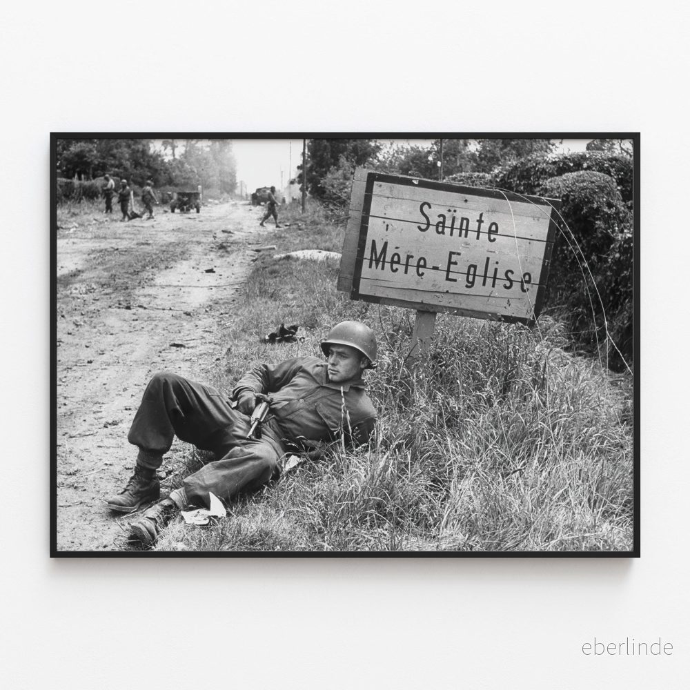 Amerikansk fallskärmsjägare i vila nära Sainte-Mère-Église | Konsttryck av historiskt foto