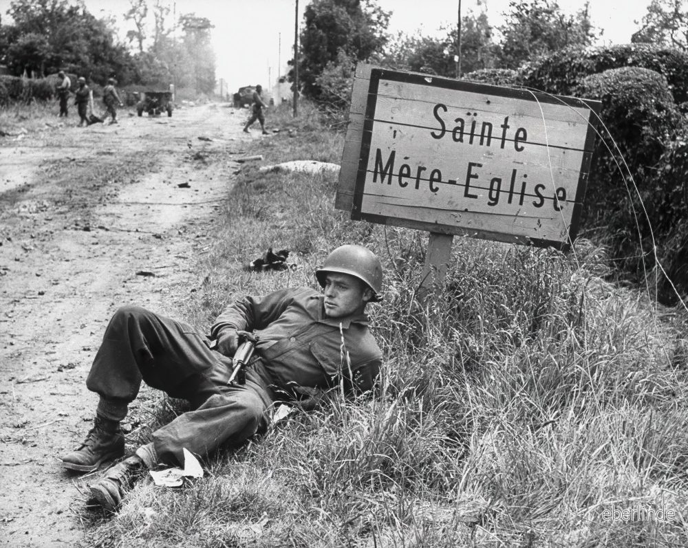 Amerikansk fallskärmsjägare i vila nära Sainte-Mère-Église | Konsttryck av historiskt foto - Bild 2